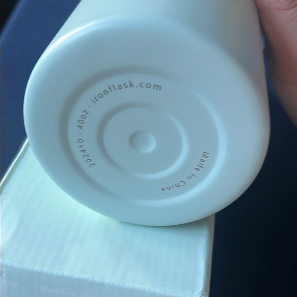 Iron Flask Light Blue Water Bottle‎ - Picture 4 of 4